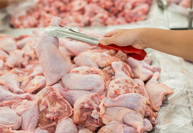 Поне 100 тона полско пилешко месо със салмонела са стигнали до българския пазар