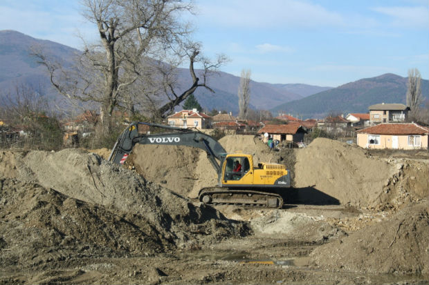 Изграждането на дигата по поречието на Тунджа край с. Зимница напредва