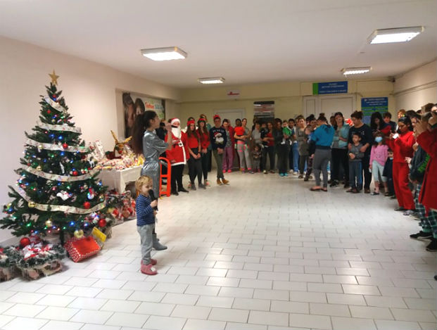 Дядо Коледа и Снежанка раздаваха подаръци в детското отделение на УМБАЛ-Бургас