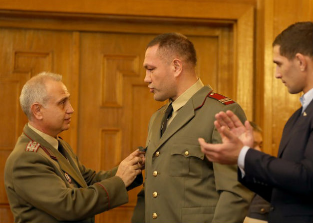 Боксьор с пагони: Кубрат Пулев вече е лейтенант от резерва на Българската армия