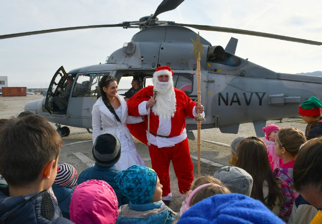 Дядо Коледа пристигна във Варна с „Пантер”-а от авиобаза „Чайка”