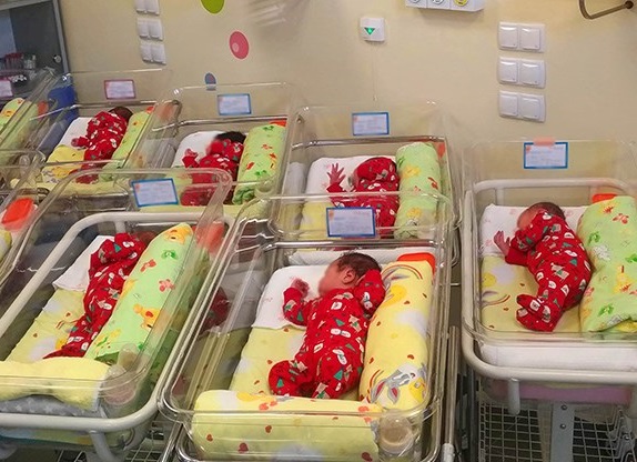 Русенска болница премени новородените с коледни дрешки