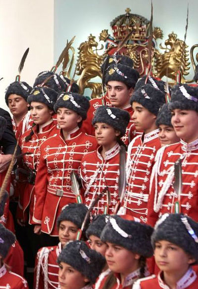 В Казанлък правят ученически гвардейски отряд, търсят се пачи пера за шапките