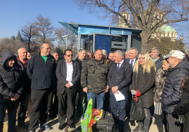 Търговците на горива посрещнаха с аплодисменти Валери Симеонов пред парламента