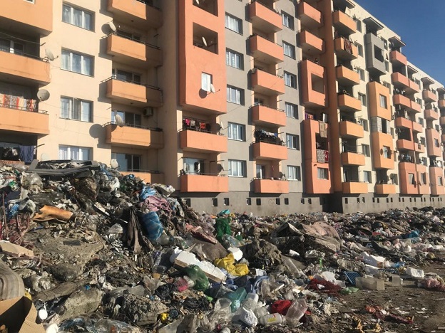 Глобиха с по 50 лева живущи в потъналия в боклуци казанлъшки блок „Кармен"