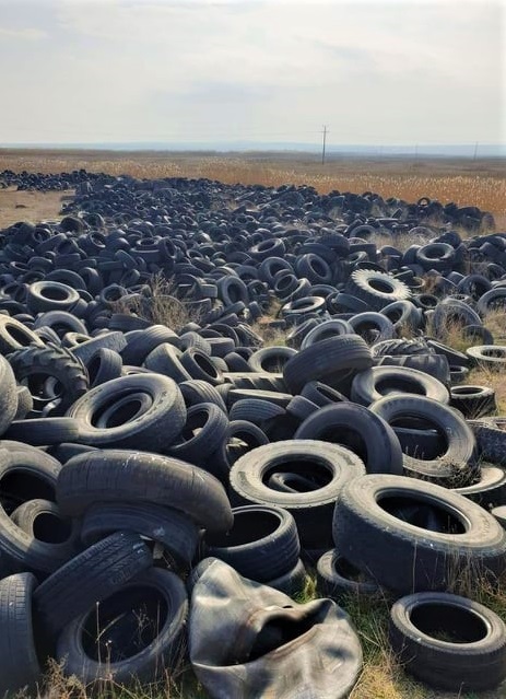 Хиляди гуми са натрупани край Атанасовското езеро