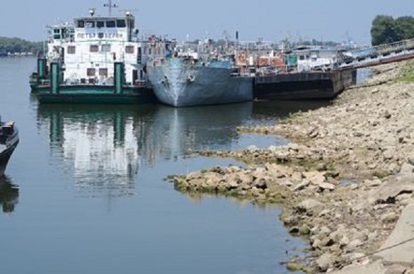 Украински кораб заседна в плитчина по Дунав