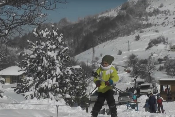 Обилният снеговалеж отвори ски пистата край Котел