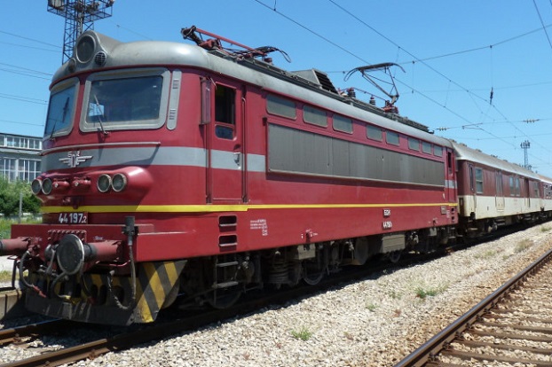 Повреден локомотив забави влака от София за Бургас