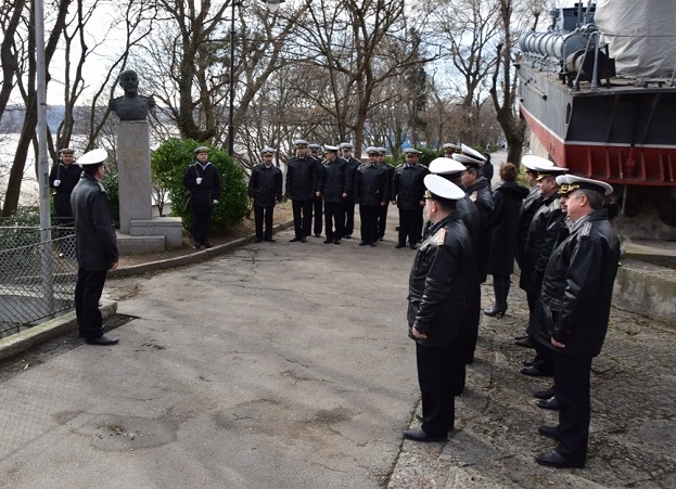 Военни моряци се поклониха пред паметта на капитан І ранг Димитър Добрев