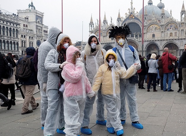 В Италия  –  с карнавални и медицински маски