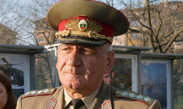 В памет на генерал Андрей Боцев: Формированията на Българската армия спускат националния флаг наполовина