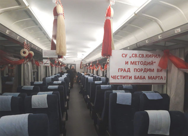 Ученици от Пордим украсиха влакове с изработени от тях мартеници