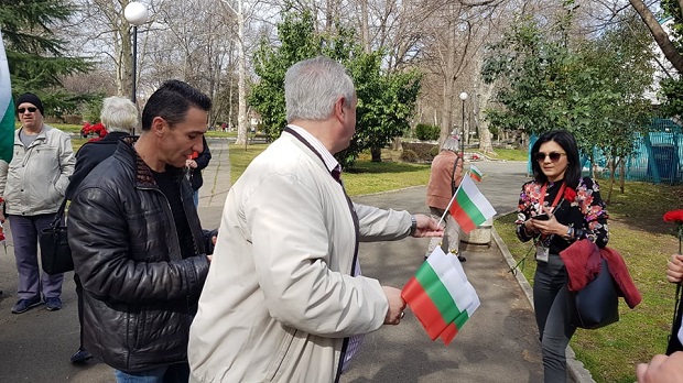 Патриоти раздаваха в Бургас национални знамена за Трети март