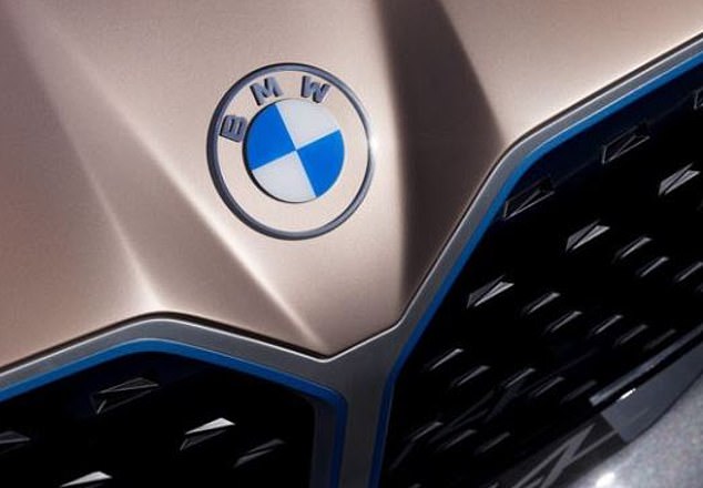 BMW променя емблематичното си лого
