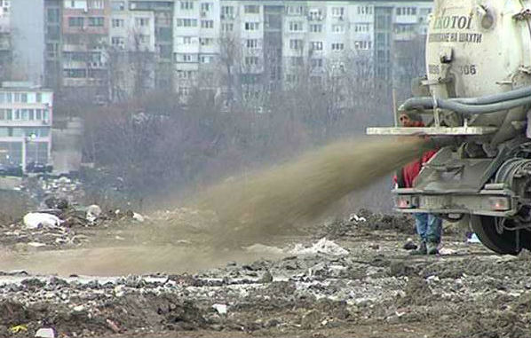 Какво изхвърлят фекалките на фирма за химически тоалетни до пътя Бургас – Созопол?