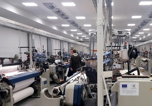 В габровския завод „Мак" вече тъкат плат за защитните гащеризони