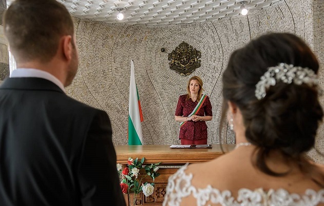 На сватба в Бургас: само младоженците и кумовете