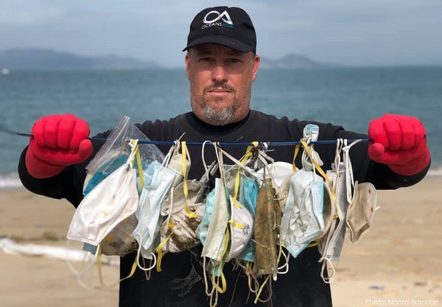 Плажовете на Хонгконг са заринати от изхвърлени използвани маски