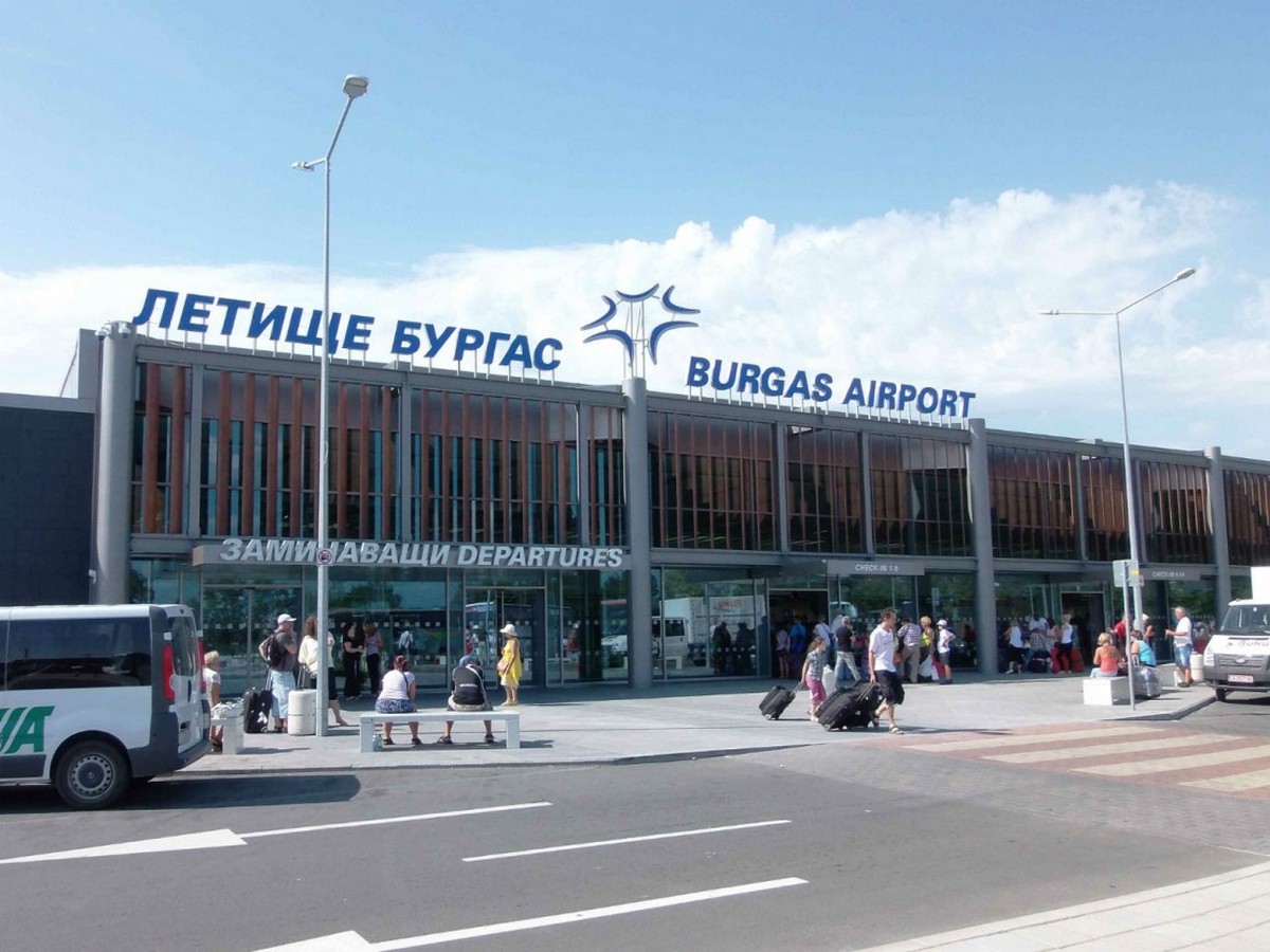 Осигурен е безплатен превоз с автобус за българите, които кацат днес на летището в Бургас