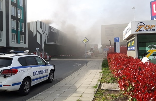 Огромен пожар обхвана един от магазините „Зора" в Бургас