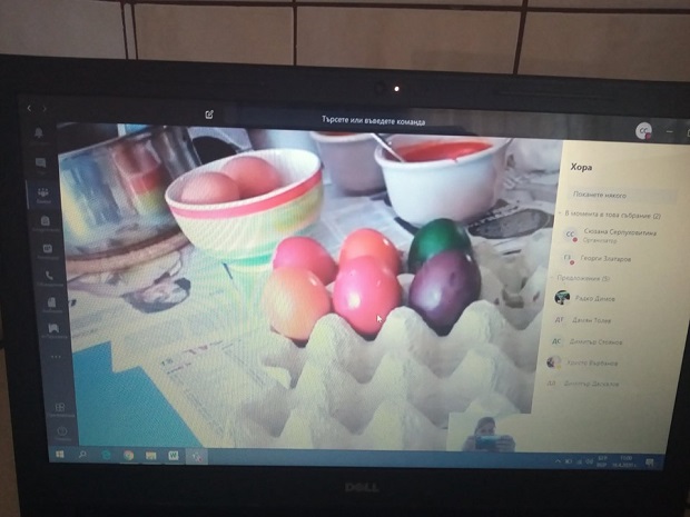 Ученици от бургаското Морско училище боядисваха заедно яйца... онлайн