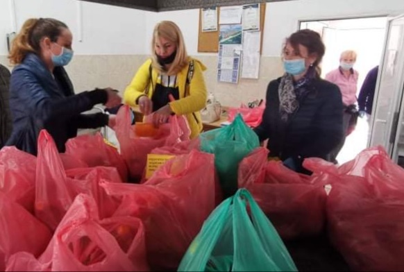 Абитуриенти от Бургас дариха парите си за бала за храна на нуждаещите се