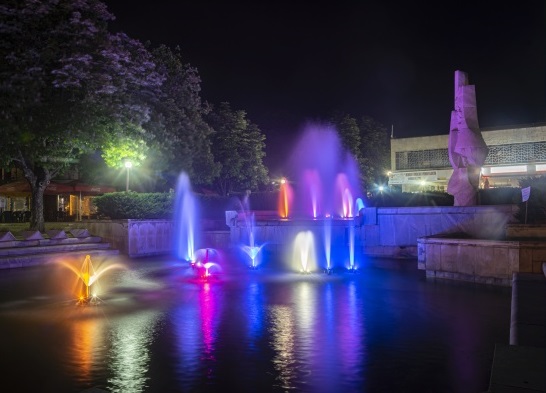 Грейнаха светлините на градския фонтан в Мездра