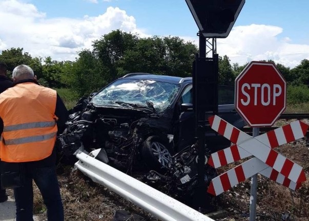 Бързият влак Варна - София удари лек автомобил на жп прелез