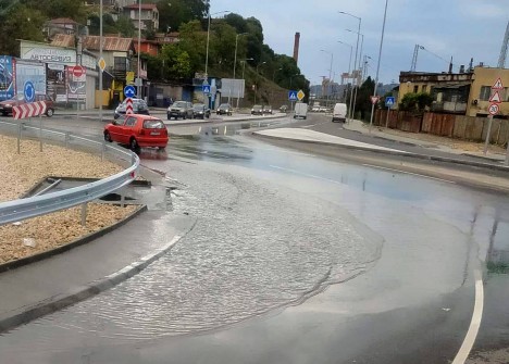 Ново кръгово кръстовище във Варна - под вода след дъжда