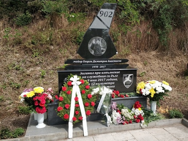 Почетоха паметта на загиналия преди 3 години военен пилот Георги Атанасов
