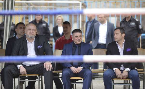 Министърът на правосъдието гледа бокс в Софийския затвор
