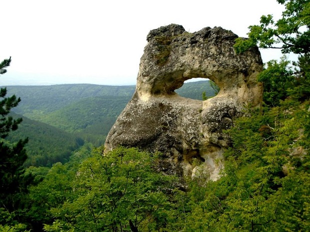 Отломки от скалния феномен „Окото“ препречват пътя към Костадиновия скален манастир