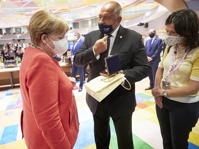 Подарък от Борисов за Меркел: сребърна бъклица с розово масло