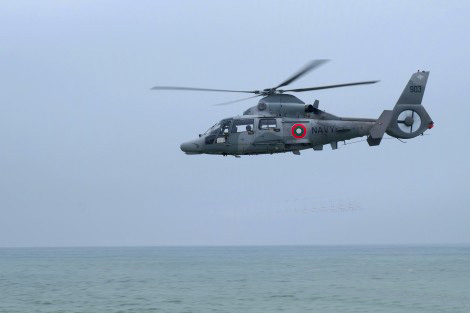 Вертолет на ВМС издирва моряк, паднал зад борда край Варна