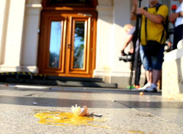 Сдружение „Зограф“: Министър Банов да глоби "Отровното трио" за увреждане на сградата на парламента