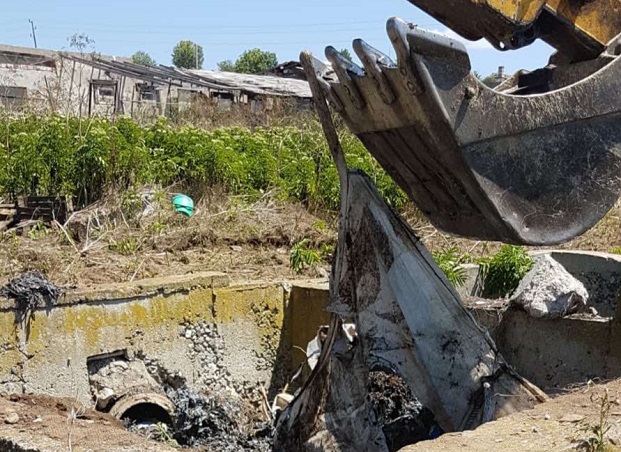 Общо 210 тона опасен отпадък са загробени край село Рупци