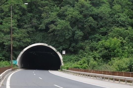 Тунелите по „Хемус" може да останат без ток