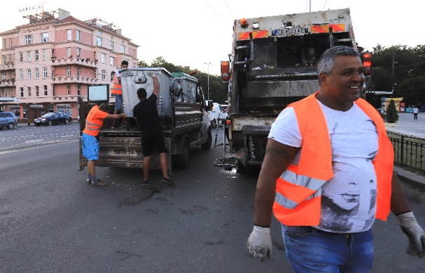 10 камиона с боклуци събраха след вчерашния протест
