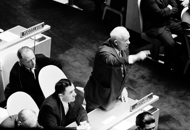 Удрял ли е с обувка Хрушчов по банките на ООН