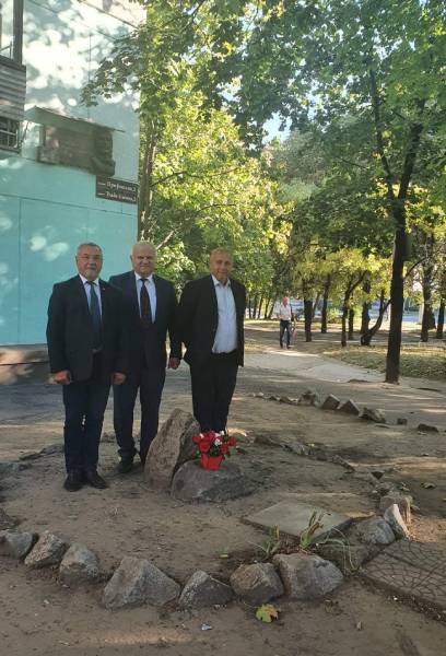 Българите в Украйна посрещнаха Валери Симеонов с националния трибагреник и орела на кан Аспарух (СНИМКИ)