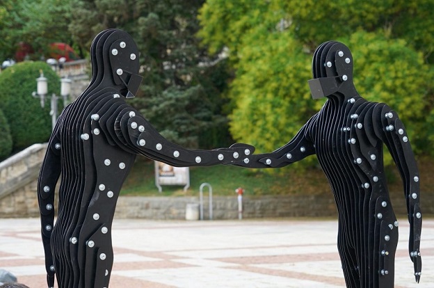 Две човешки фигури  в габровска скулптура спазват дистанция по време на епидемия