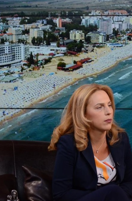 Министър Николова: Българските туристи спасиха летния сезон
