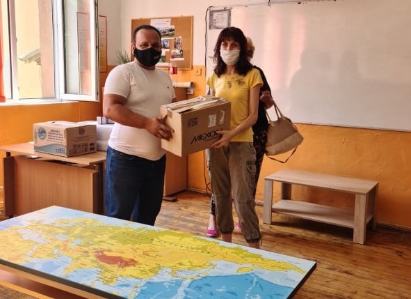 НФСБ дари на училището в Дупница предпазни средства срещу COVID 19