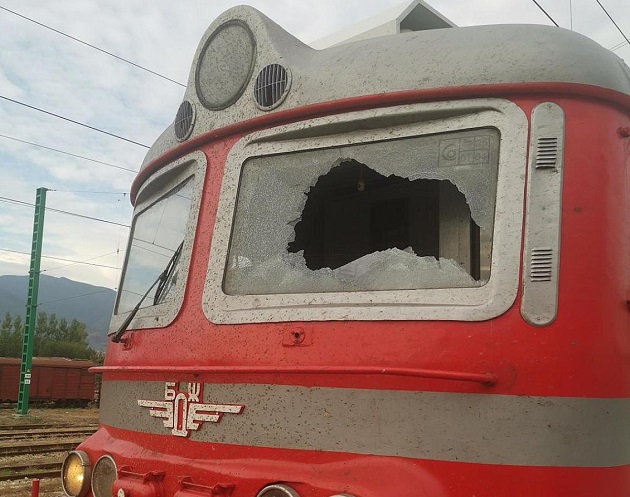 Машинист и помощникът му пострадаха от счупено в джижение стъкло на локомотива