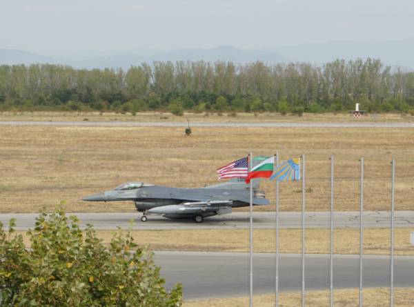Американските екипажи на F-16 кацнаха на летище Граф Игнатиево за участие в „Тракийска пепелянка - 2020“