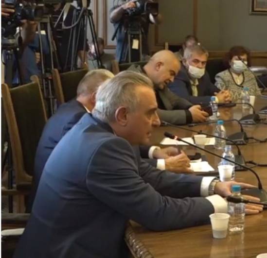 Валентин Касабов попита вътрешния министър какви са тарифите за участие в протестите и откъде идват парите