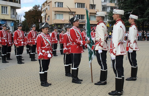 В Казанлък връчиха знамето на Осми ученически гвардейски отряд