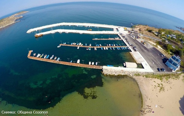 Новото пристанище на Черноморец превръща залива в блато