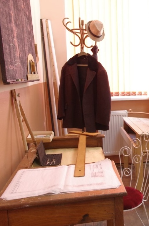 В 95-годишната казанлъшка гимназия „Иван Хаджиенов" откриха обновен училищен музей